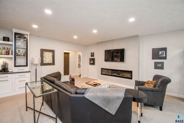 517 N Wildcat Dr Drive, Sioux Falls, SD 57110