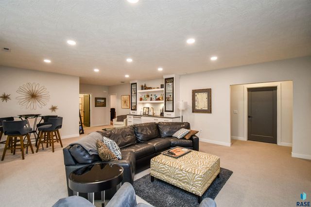 517 N Wildcat Dr Drive, Sioux Falls, SD 57110