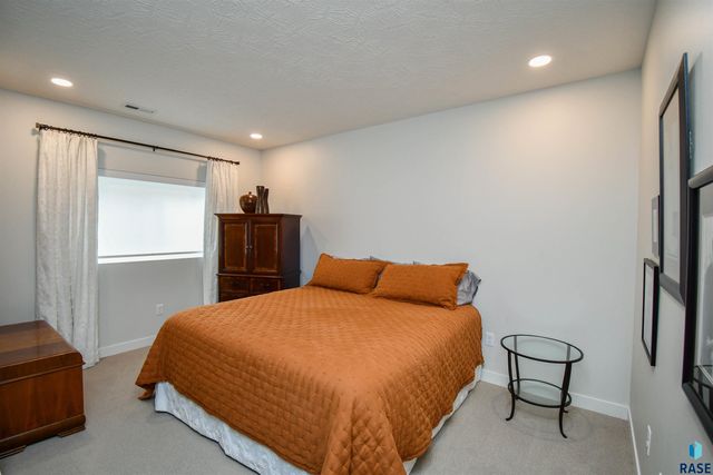 517 N Wildcat Dr Drive, Sioux Falls, SD 57110