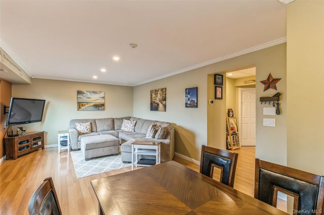 48 Pointe Cir S, Coram, NY 11727
