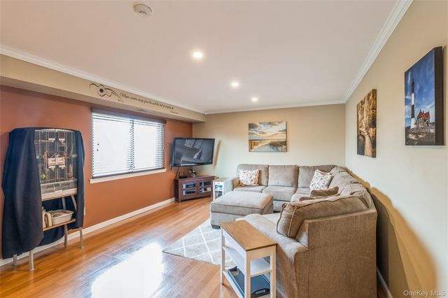 48 Pointe Cir S, Coram, NY 11727