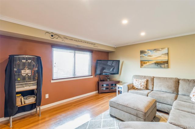 48 Pointe Cir S, Coram, NY 11727