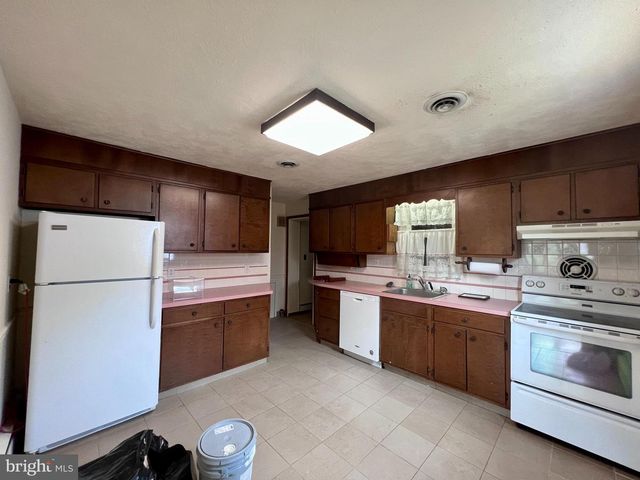 205 DUMONT RD, Wilmington, DE 19804