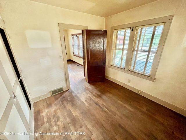 713 E Cavanaugh Road, Lansing, MI 48910