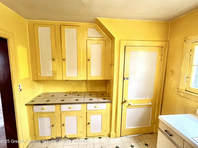 713 E Cavanaugh Road, Lansing, MI 48910