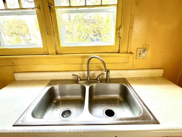 713 E Cavanaugh Road, Lansing, MI 48910