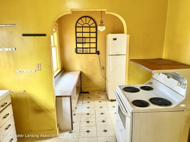 713 E Cavanaugh Road, Lansing, MI 48910