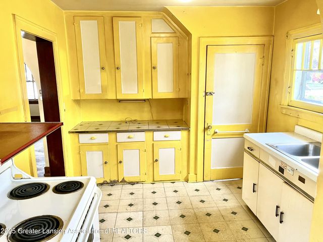 713 E Cavanaugh Road, Lansing, MI 48910