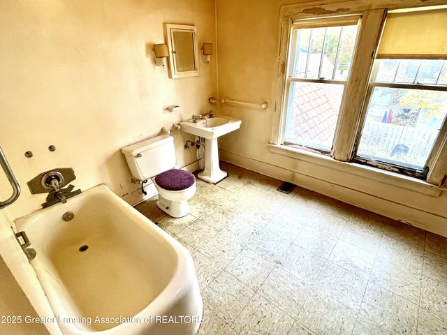 713 E Cavanaugh Road, Lansing, MI 48910