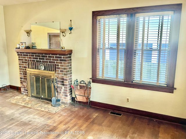 713 E Cavanaugh Road, Lansing, MI 48910