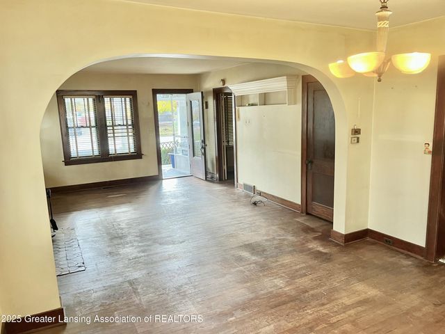 713 E Cavanaugh Road, Lansing, MI 48910