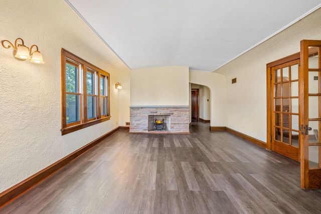 3970 S Whitnall AVENUE, Milwaukee, WI 53207