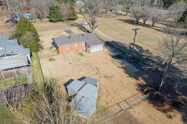 905 E POPLAR AVE, Selmer, TN 38375