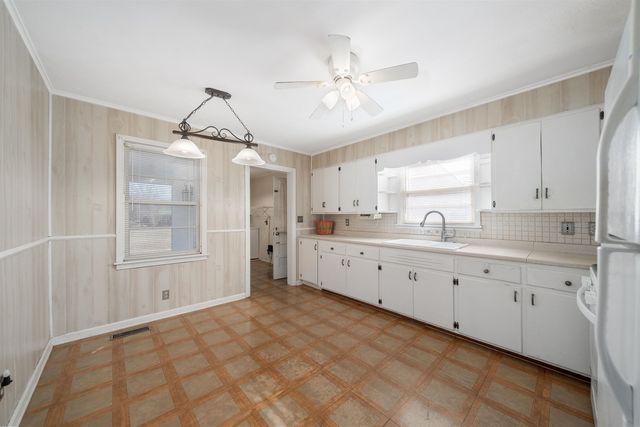 905 E POPLAR AVE, Selmer, TN 38375