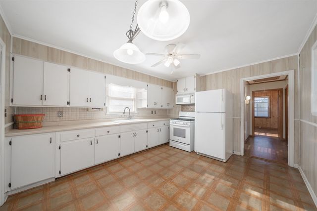 905 E POPLAR AVE, Selmer, TN 38375