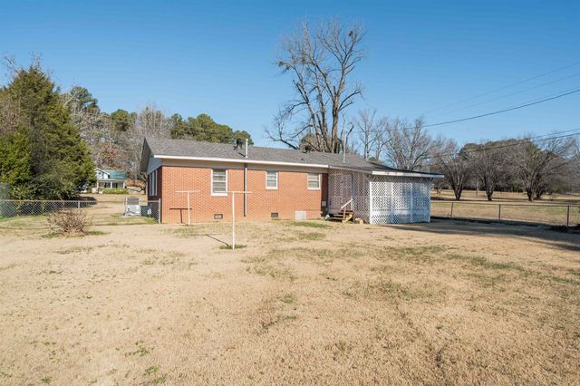 905 E POPLAR AVE, Selmer, TN 38375