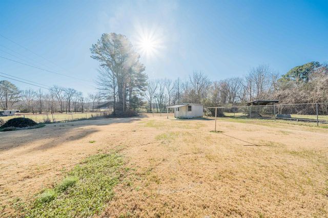 905 E POPLAR AVE, Selmer, TN 38375