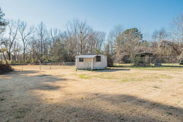 905 E POPLAR AVE, Selmer, TN 38375