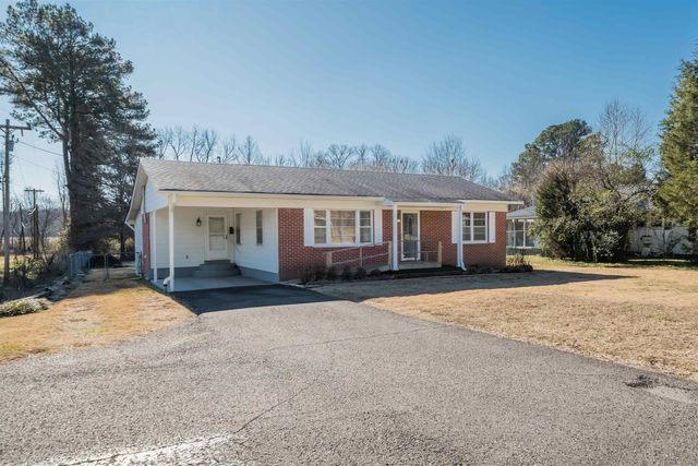 905 E POPLAR AVE, Selmer, TN 38375