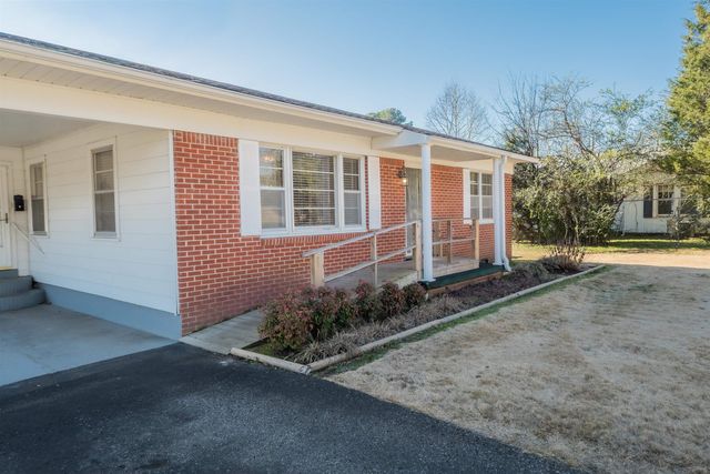 905 E POPLAR AVE, Selmer, TN 38375