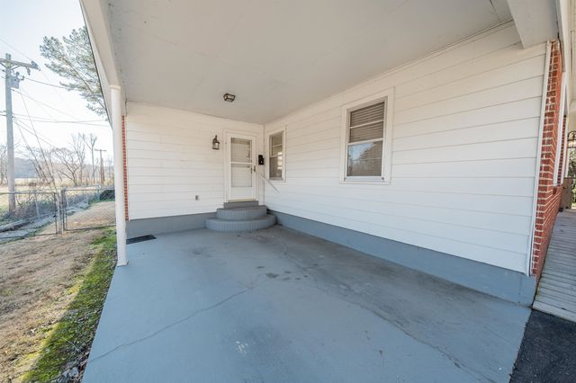 905 E POPLAR AVE, Selmer, TN 38375