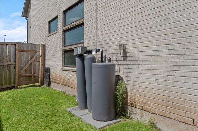 140 Lakehouse Landing Drive, Katy, TX 77493