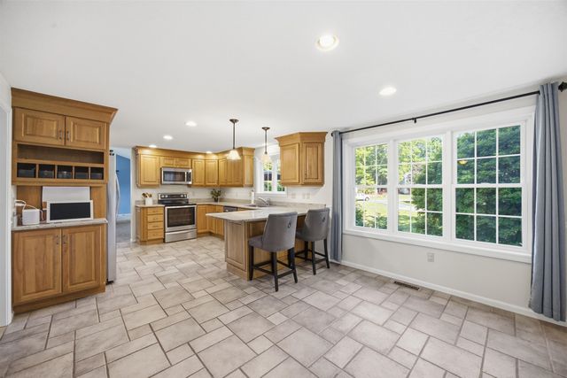 8 Bennington Road, Nashua, NH 03064