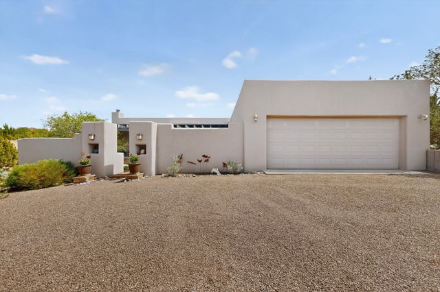 1033 Brisa Circle, Santa Fe, NM 87507