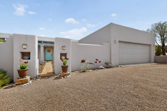 1033 Brisa Circle, Santa Fe, NM 87507