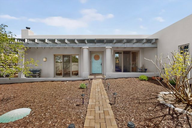 1033 Brisa Circle, Santa Fe, NM 87507