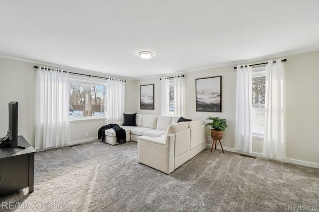 635 E Unadilla Street E, Pinckney Village, MI 48169