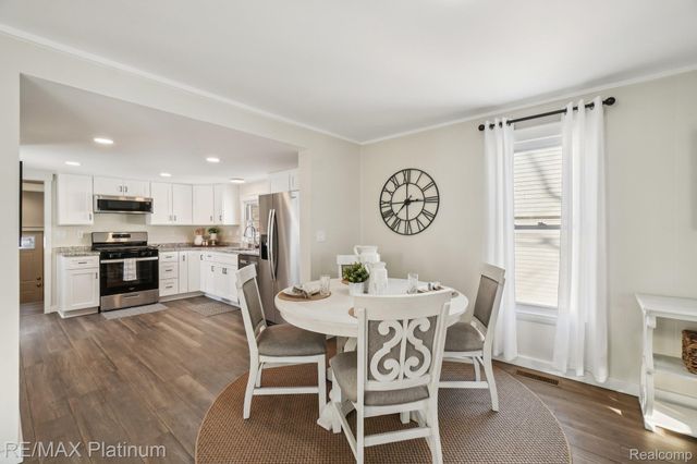 635 E Unadilla Street E, Pinckney Village, MI 48169