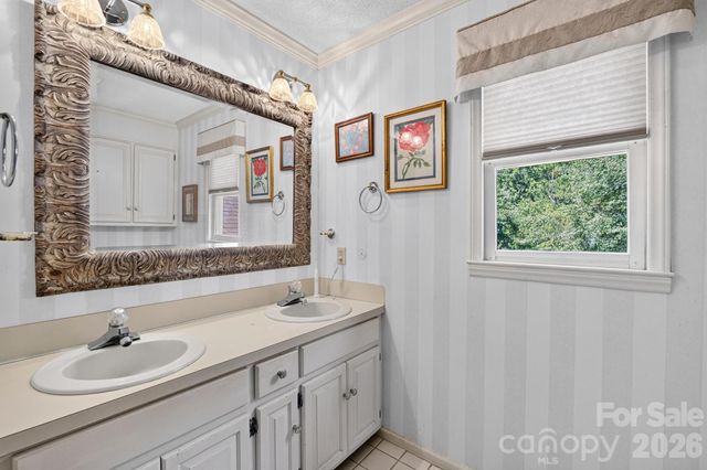 1001 Plantation Drive NE, Lenoir, NC 28645