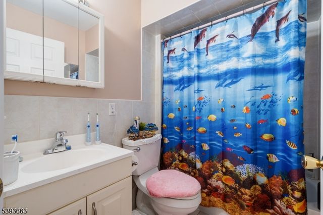 13 Val Sumo Ln, Newark City, NJ 07105