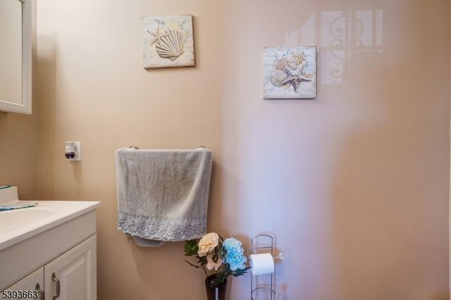 13 Val Sumo Ln, Newark City, NJ 07105