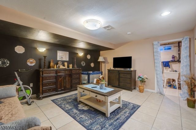 13 Val Sumo Ln, Newark City, NJ 07105