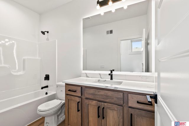 3620 Tree Line Drive, Lincoln, NE 68516