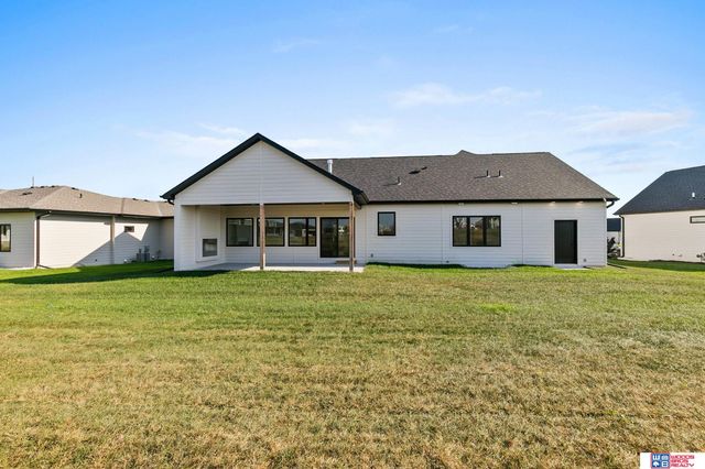 3620 Tree Line Drive, Lincoln, NE 68516