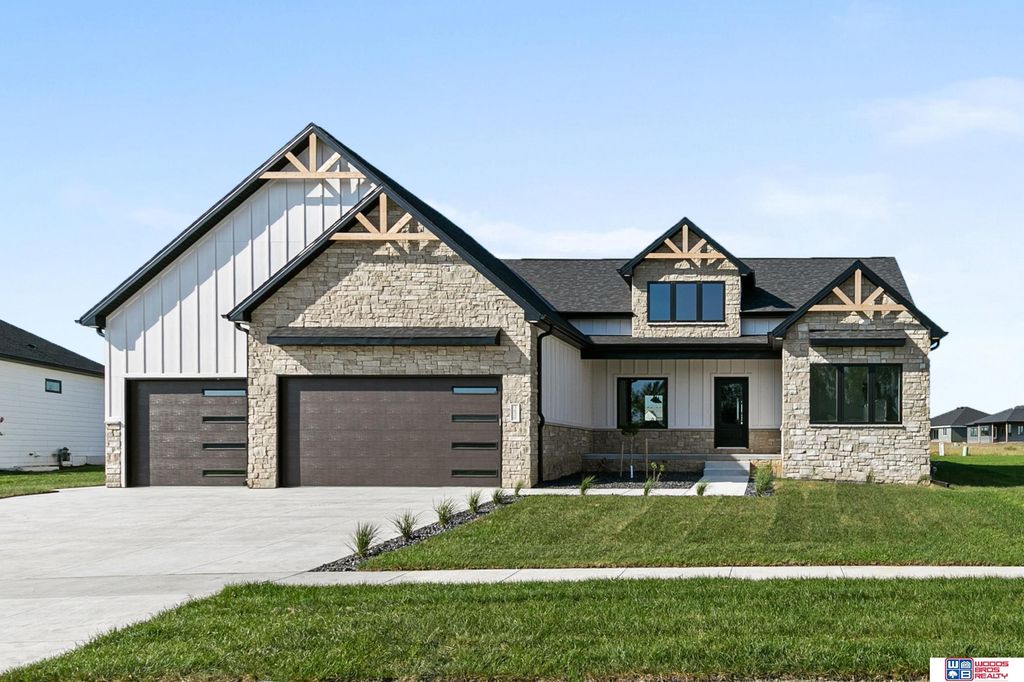 3620 Tree Line Drive, Lincoln, NE 68516