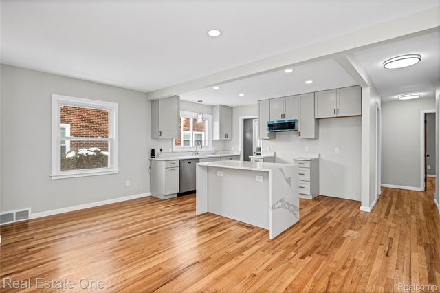 13344 Hart Avenue, Huntington Woods, MI 48070