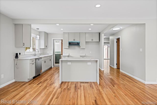 13344 Hart Avenue, Huntington Woods, MI 48070