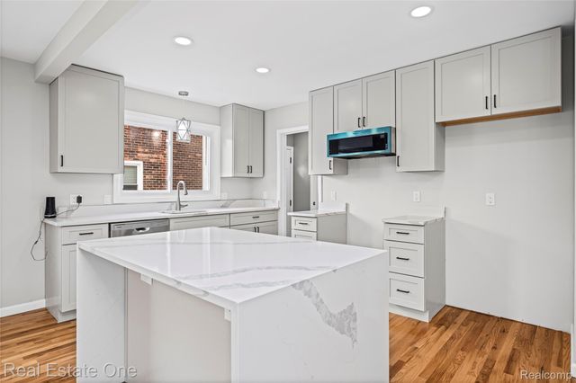 13344 Hart Avenue, Huntington Woods, MI 48070