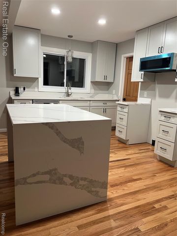 13344 Hart Avenue, Huntington Woods, MI 48070