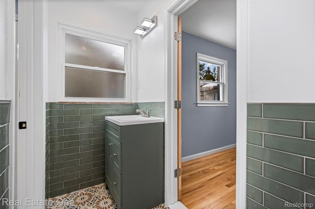 13344 Hart Avenue, Huntington Woods, MI 48070