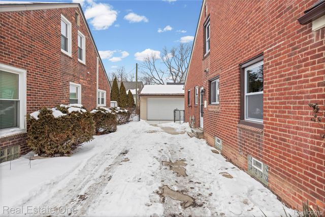 13344 Hart Avenue, Huntington Woods, MI 48070