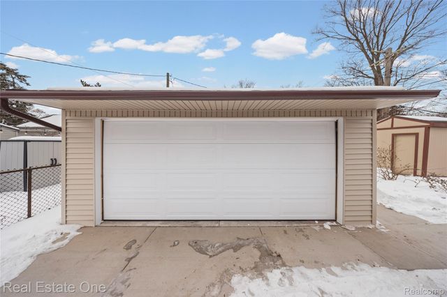 13344 Hart Avenue, Huntington Woods, MI 48070