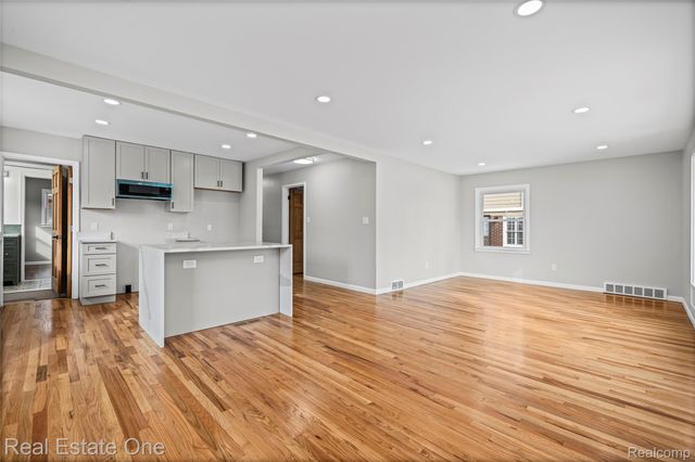 13344 Hart Avenue, Huntington Woods, MI 48070