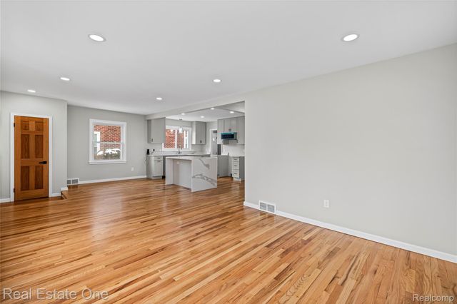 13344 Hart Avenue, Huntington Woods, MI 48070