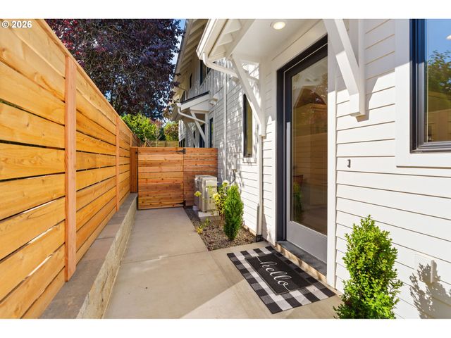 1522 Ne JARRETT St B, Portland, OR 97211