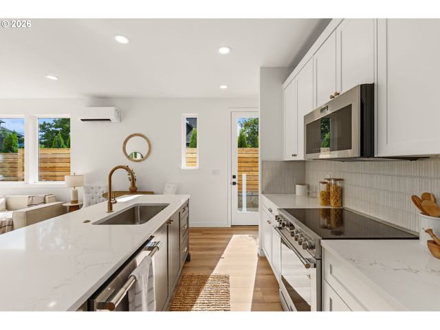 1522 Ne JARRETT St B, Portland, OR 97211